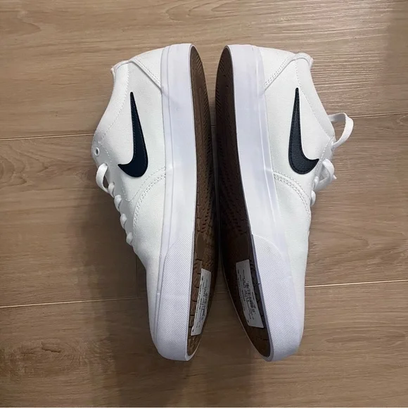 Nike Men's White and Black Sneakers - Picture 2 of 4